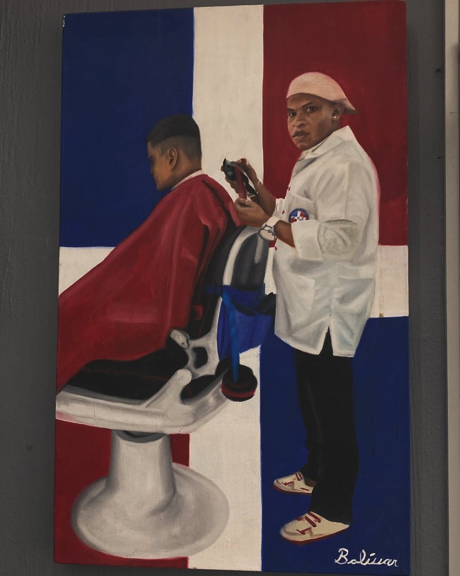 Cuadro pintado a mano de un barbero cortando el pelo a un cliente sentado, sobre los colores de la bandera dominicana